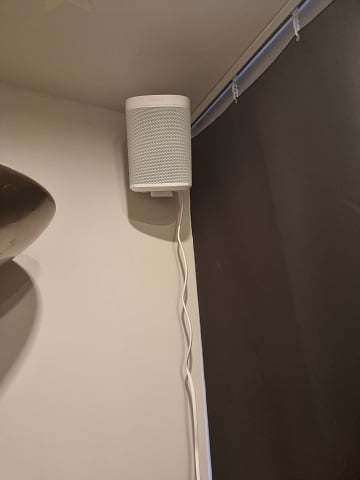 Joustava seinäteline Sonos One -kaiuttimelle (2. sukupolvi)