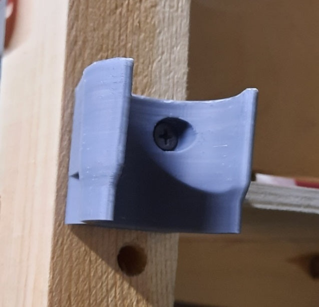 Seinäkiinnike Makita DCL180Z -imurille