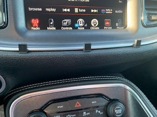 Älypuhelimen ja tabletin autoteline Dodgeen Uconnect-järjestelmillä