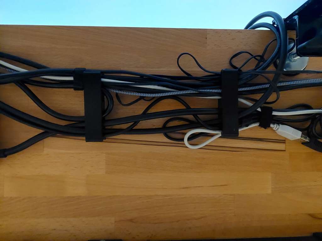 Työpöydän kaapelivarren/kiinnitys kaapelinhallintaan