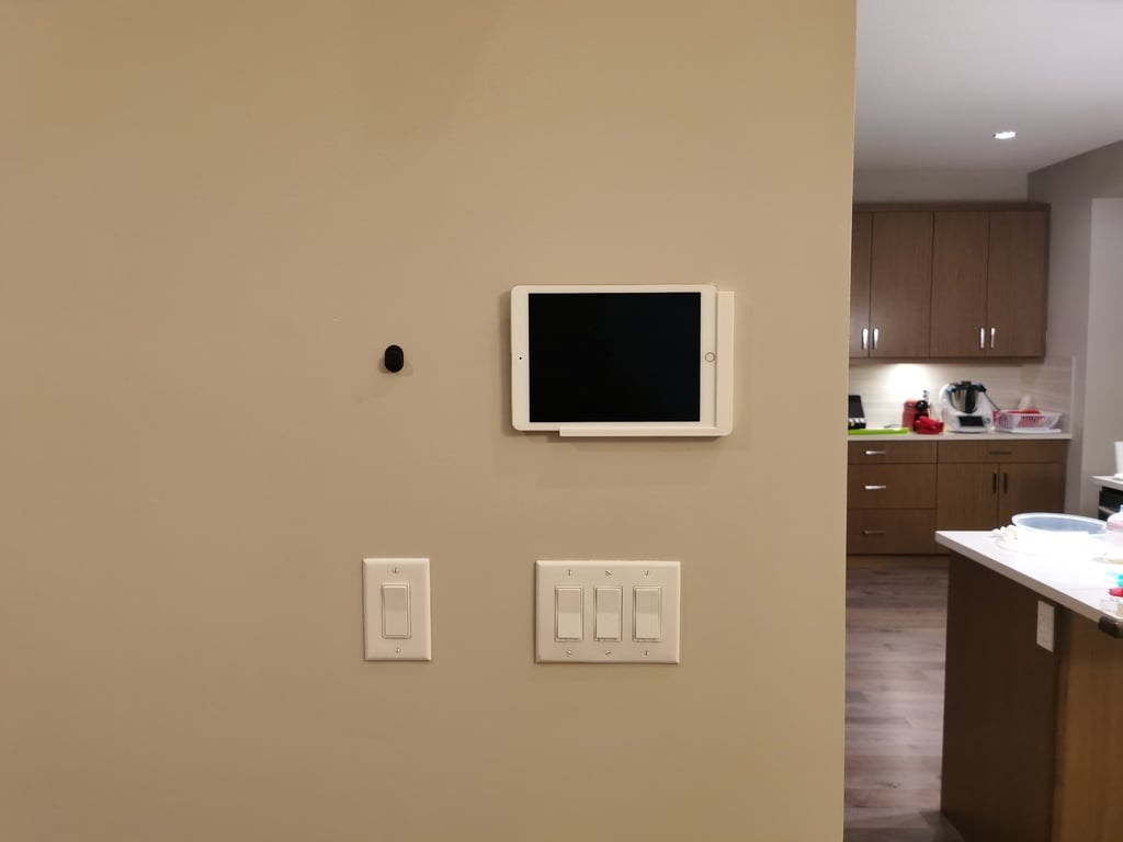 Epäsymmetrinen iPad-seinäteline, jossa lataustoiminto ja irrotettava pidike
