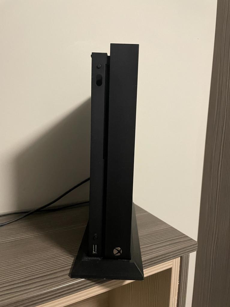 Xbox One X:n pystysuora jalusta