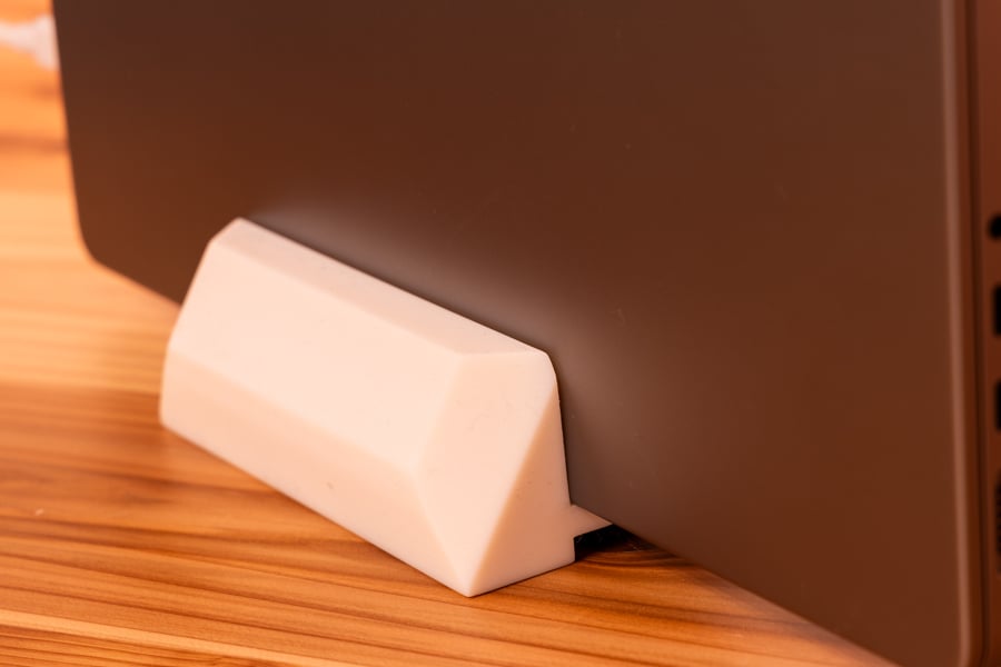 Pystyteline MacBook Pro 14:lle (2021) ja muille kannettaville tietokoneille