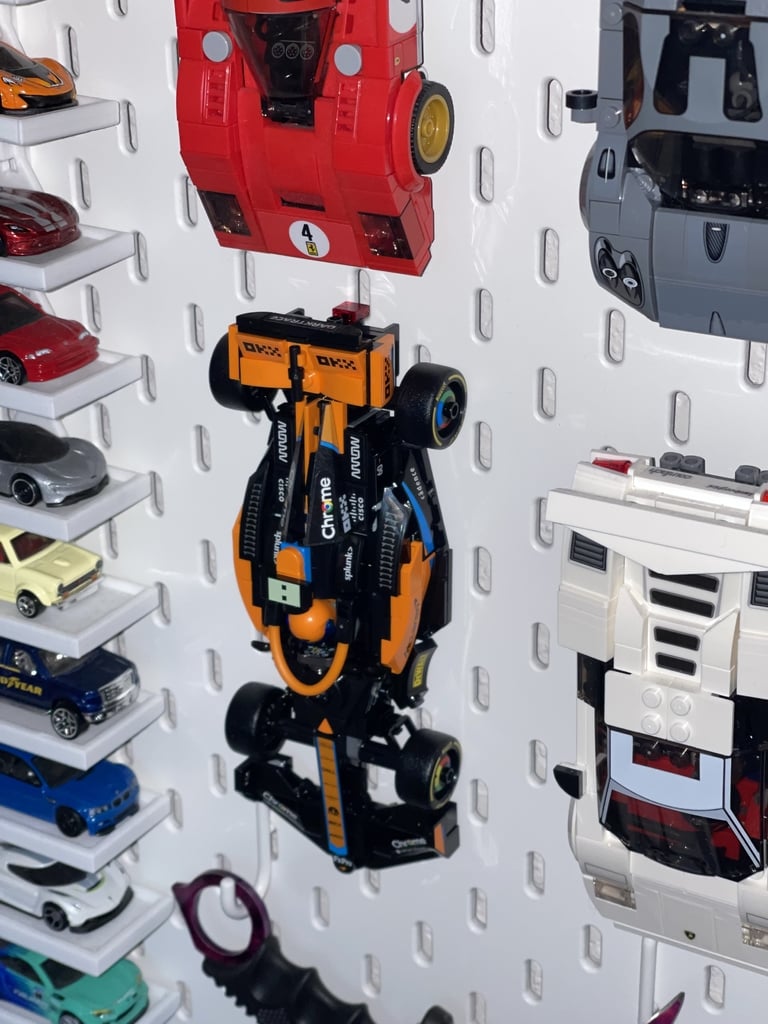 Seinäkiinnike LEGO McLaren F1:lle (76919) IKEA Skadisiin