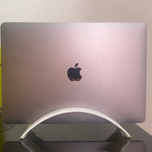 BookArc: Tilaa säästävä pystyteline MacBook Pro 13" -kannettavalle