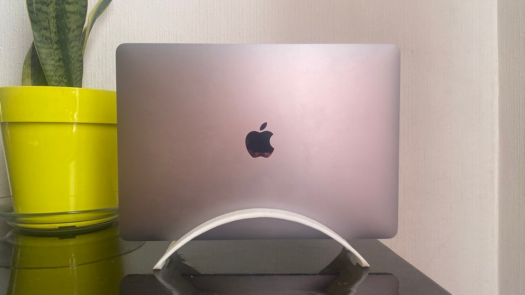 BookArc: Tilaa säästävä pystyteline MacBook Pro 13" -kannettavalle