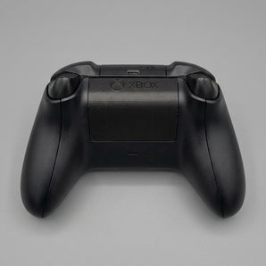 Akkukansi XBOX One -ohjaimelle malli 1914 (suora selkä)