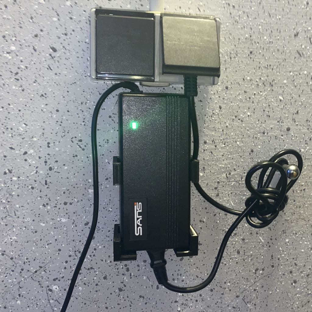 Seinäkiinnike NCM-sähköpyörän akun laturille (tyyppi DC483DE 48V 3A)