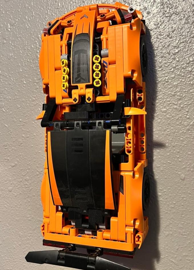 Seinäkiinnike Lego Technic Corvette #42093:lle.