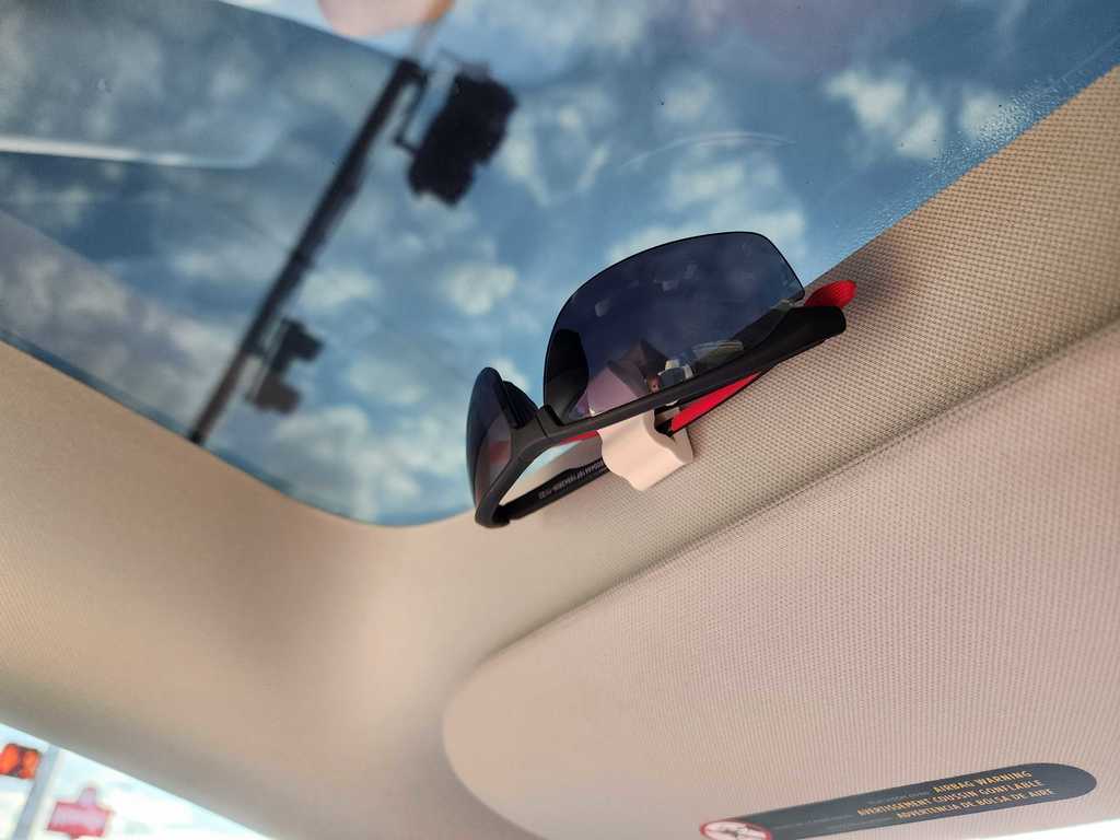 Aurinkolasipidike Tesla Model Y -malliin (2022-2023)