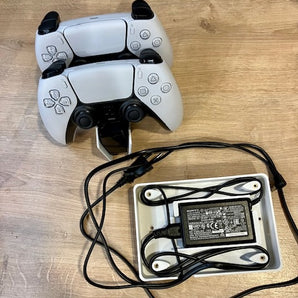 PlayStation 5 DualSense -latausaseman adapteripidike