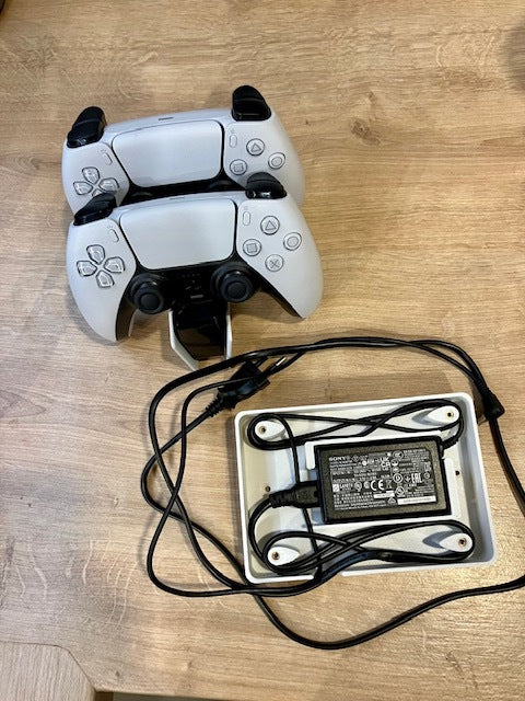 PlayStation 5 DualSense -latausaseman adapteripidike