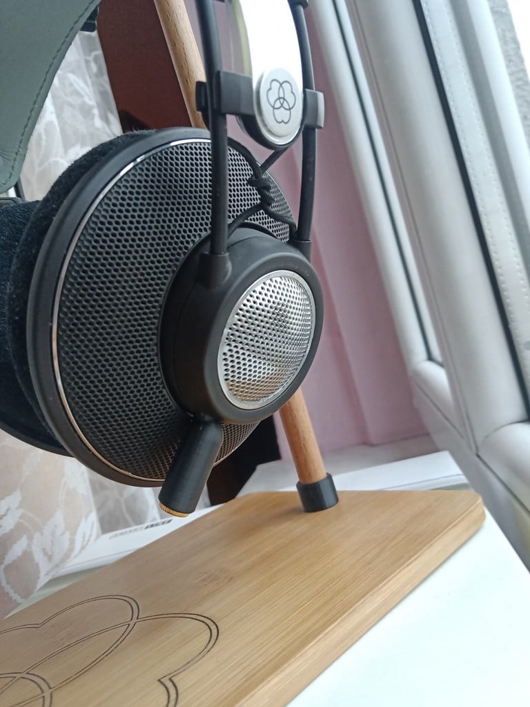 Kiinnike irrotettavalle 3,5 mm:n liitäntäkaapelille AKG K612 -kuulokkeille