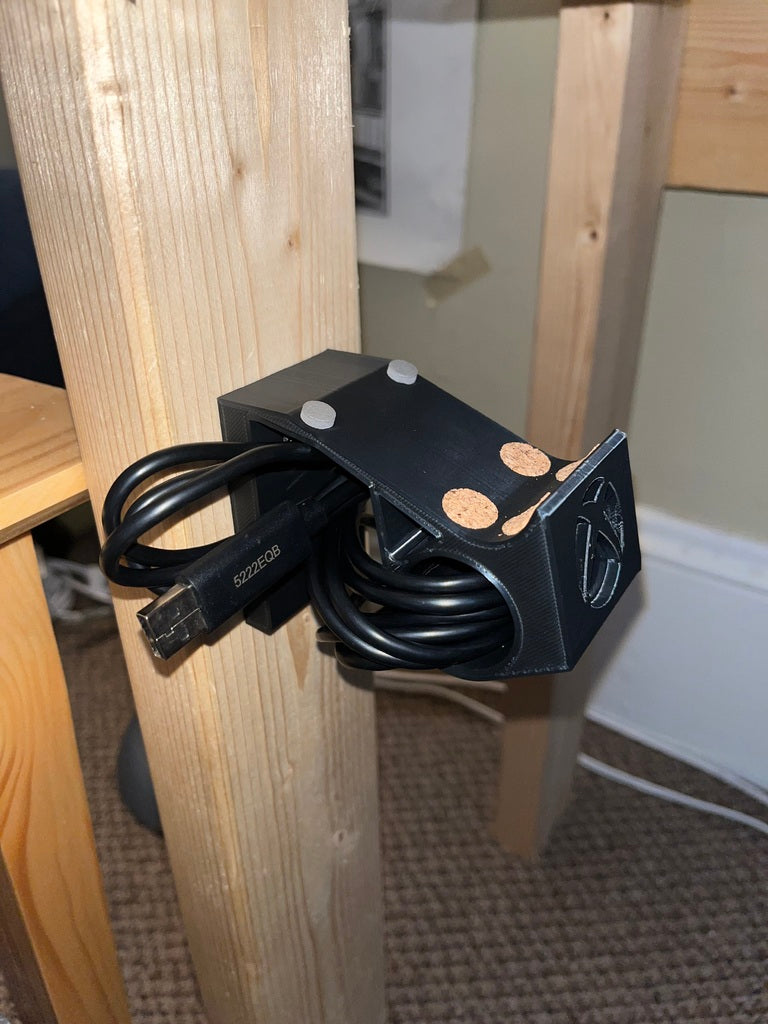 Xbox-ohjaimen seinäkiinnitys + Kaapelinpidin