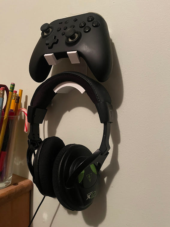 Xbox One -ohjaimen ja kuulokkeiden seinäkiinnike