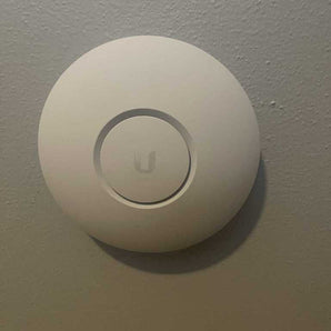 Ubiquiti Unifi -tukiasema AC Lite -seinälevy Keystone-liittimellä