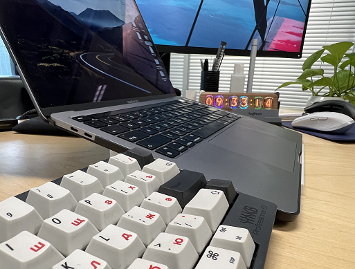 MacStand Book Pro -jalusta MacBook Pro 13.3 tuumalle