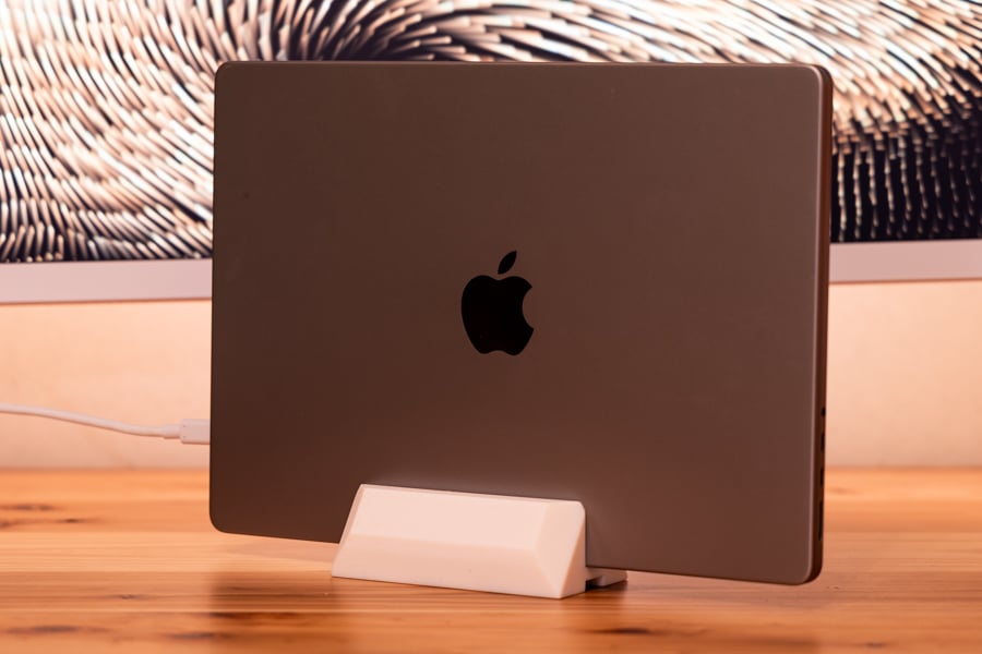 Pystyteline MacBook Pro 14:lle (2021) ja muille kannettaville tietokoneille