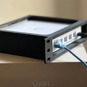 Teline UniFi UXG Max / UCG-Ultra -telineeseen (19"/10")