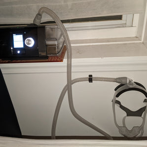 CPAP-maskin jalusta ja letkun pidike Philips Respironics DreamWear -laitteelle