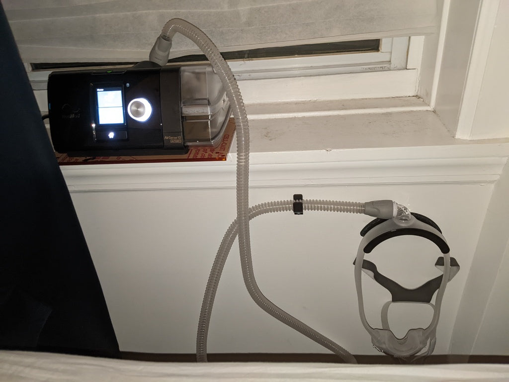 CPAP-maskin jalusta ja letkun pidike Philips Respironics DreamWear -laitteelle