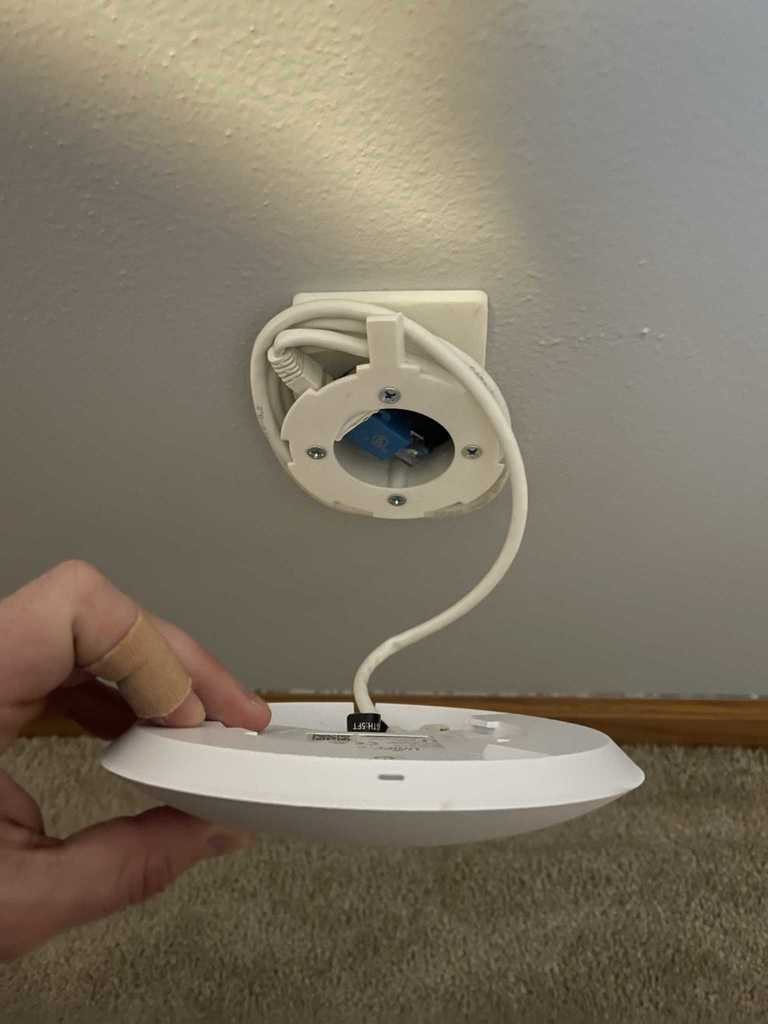 Ubiquiti Unifi -tukiasema AC Lite -seinälevy Keystone-liittimellä