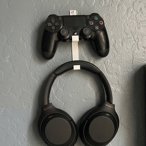 Seinään kiinnitettävä pidike PS4-ohjaimelle ja kuulokkeille