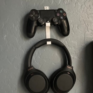 Seinään kiinnitettävä pidike PS4-ohjaimelle ja kuulokkeille