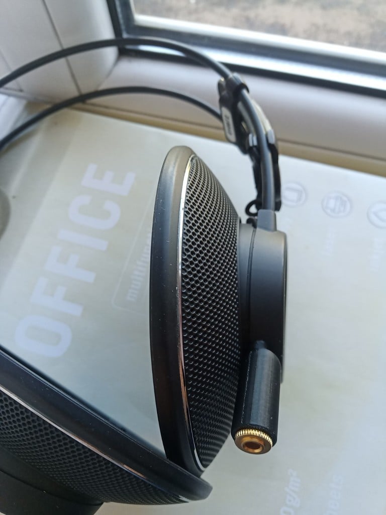 Kiinnike irrotettavalle 3,5 mm:n liitäntäkaapelille AKG K612 -kuulokkeille