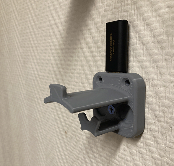 Kuuloketeline kaapelinhallinnalla ja USB-dongle-paikalla
