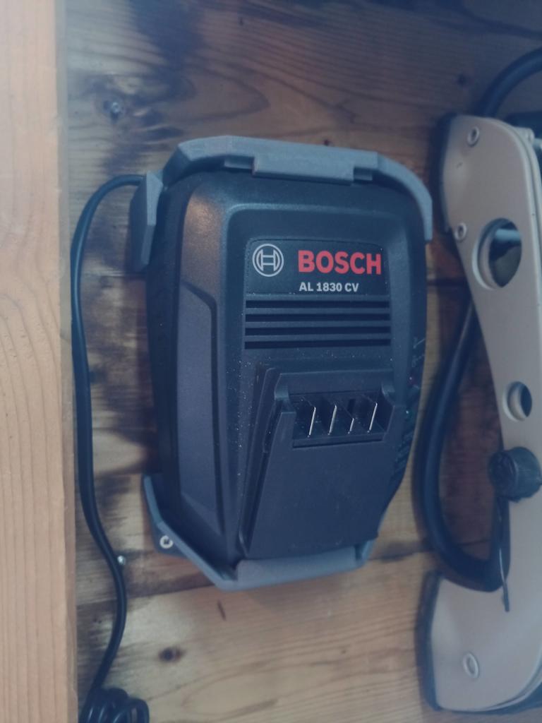 Bosch-akkulaturin seinäkiinnitys AL18xx