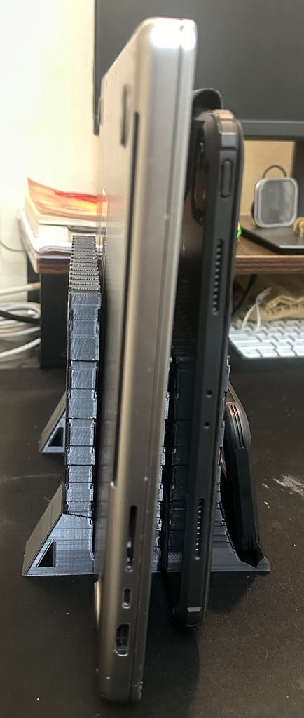 Pystyteline 16' kannettavalle tietokoneelle, 12,9' iPadille ja iPhonelle/näppäimistölle.