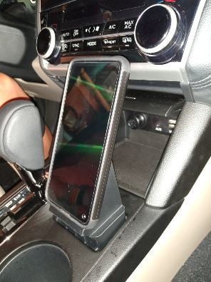 Magneettinen puhelinteline Subaru Outback 2018 -keskikonsoliin
