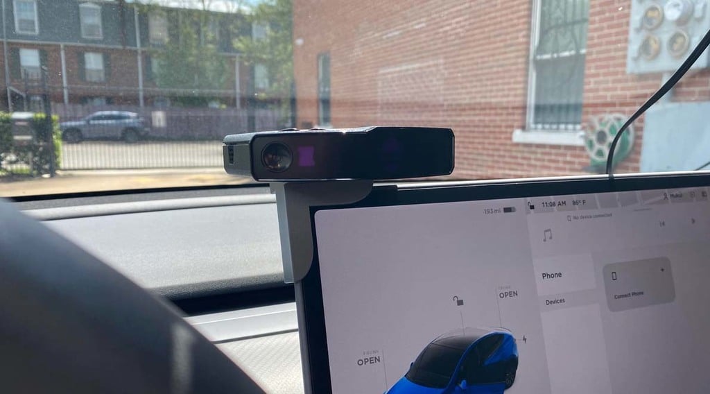 Kiinnike Tesla Model Y:n keskikonsolin näytölle