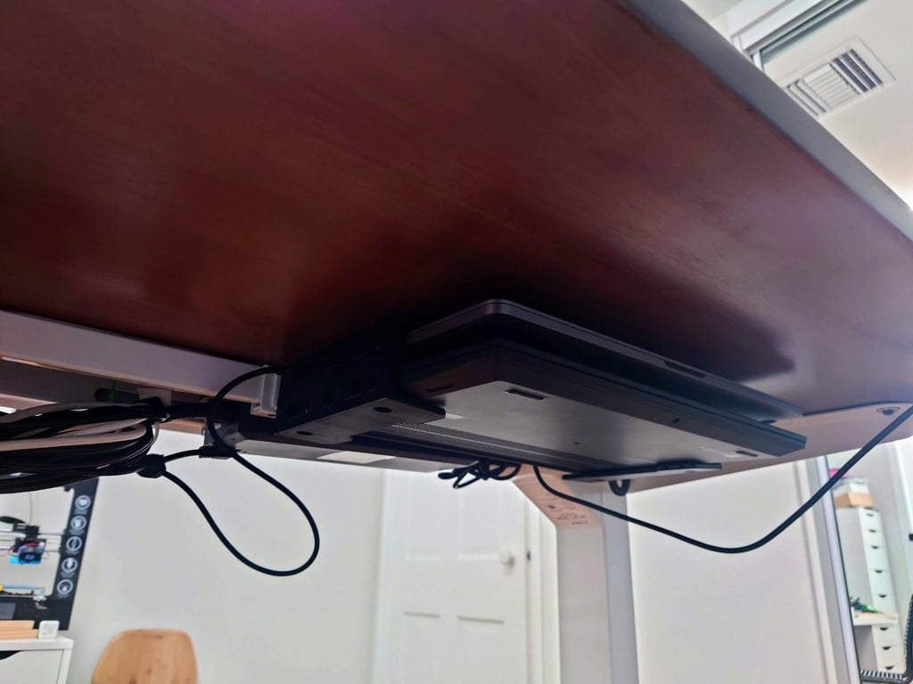 Kaksinkertainen kannettavan tietokoneen alla oleva pöytäteline MacBookille ja ThinkPadille