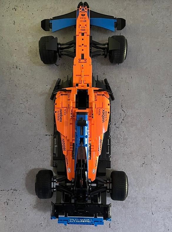 Seinäteline LEGO McLaren Formula 1™ -kilpa-autolle