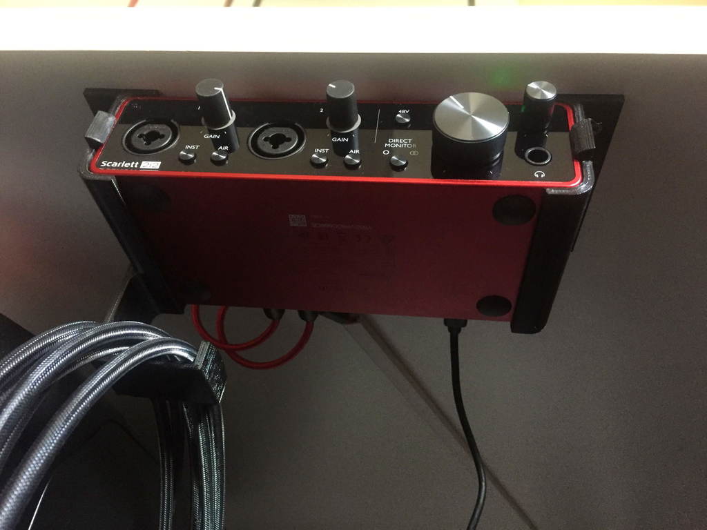 Focusrite Scarlett 2i2 3. Gen -kiinnike kaapelinhallinnalla