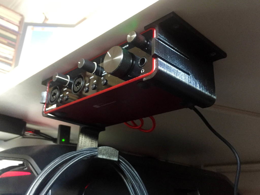 Focusrite Scarlett 2i2 3. Gen -kiinnike kaapelinhallinnalla
