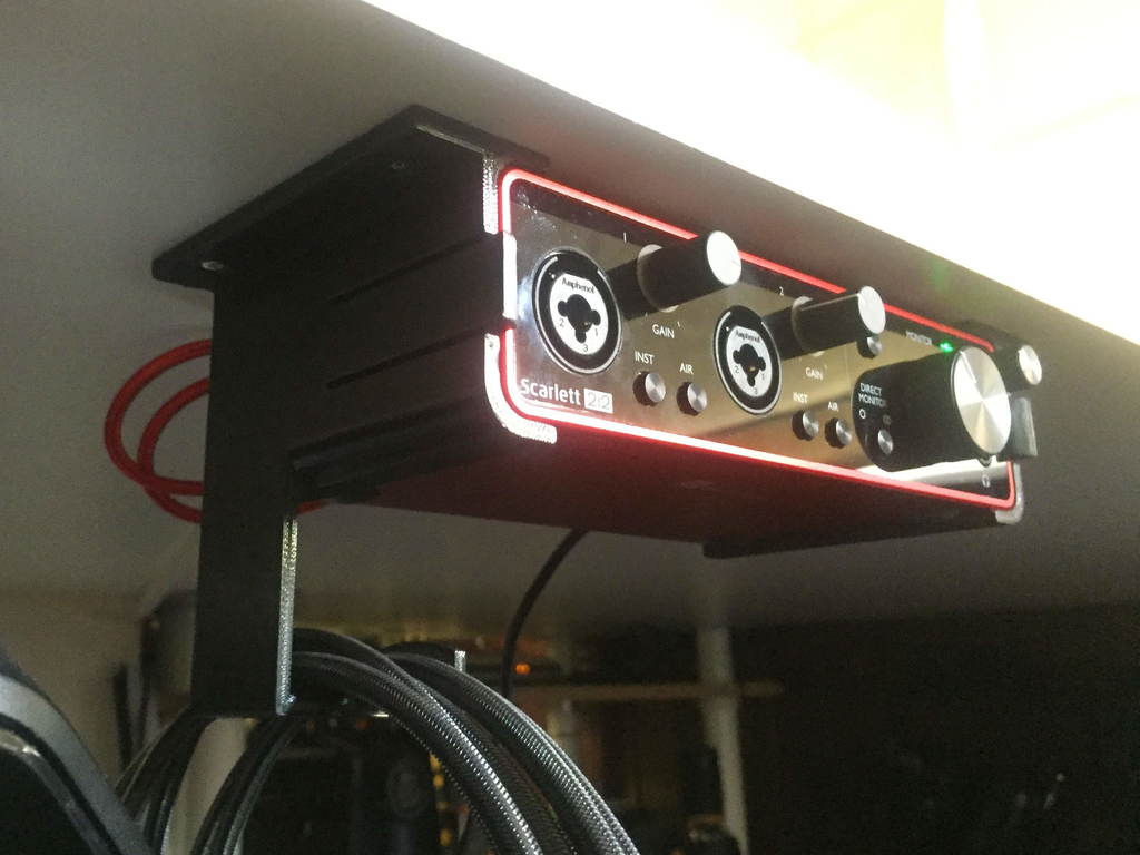 Focusrite Scarlett 2i2 3. Gen -kiinnike kaapelinhallinnalla
