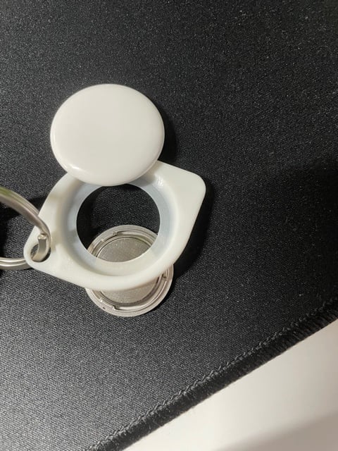 Minimalistinen AirTag-avaimenperä