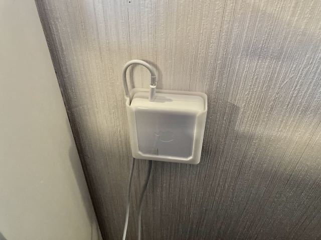 Macbookin USB-C-laturin seinäteline