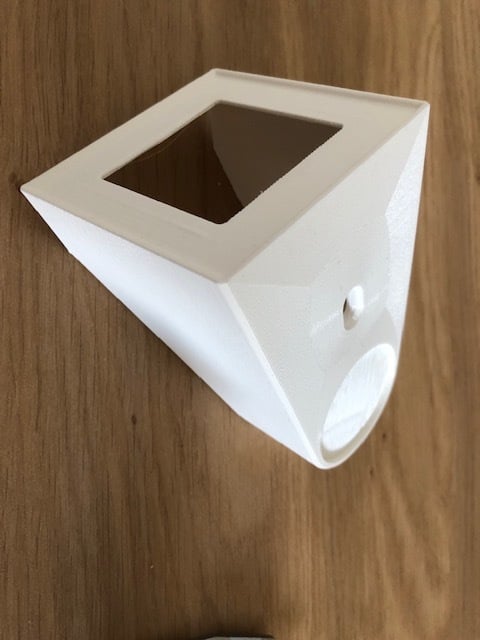 Seinäkiinnitys HomePod Minille pistorasiassa