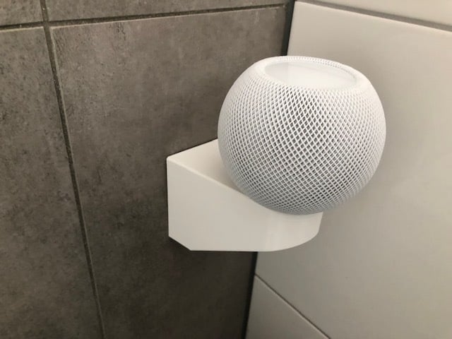 Seinäkiinnitys HomePod Minille pistorasiassa