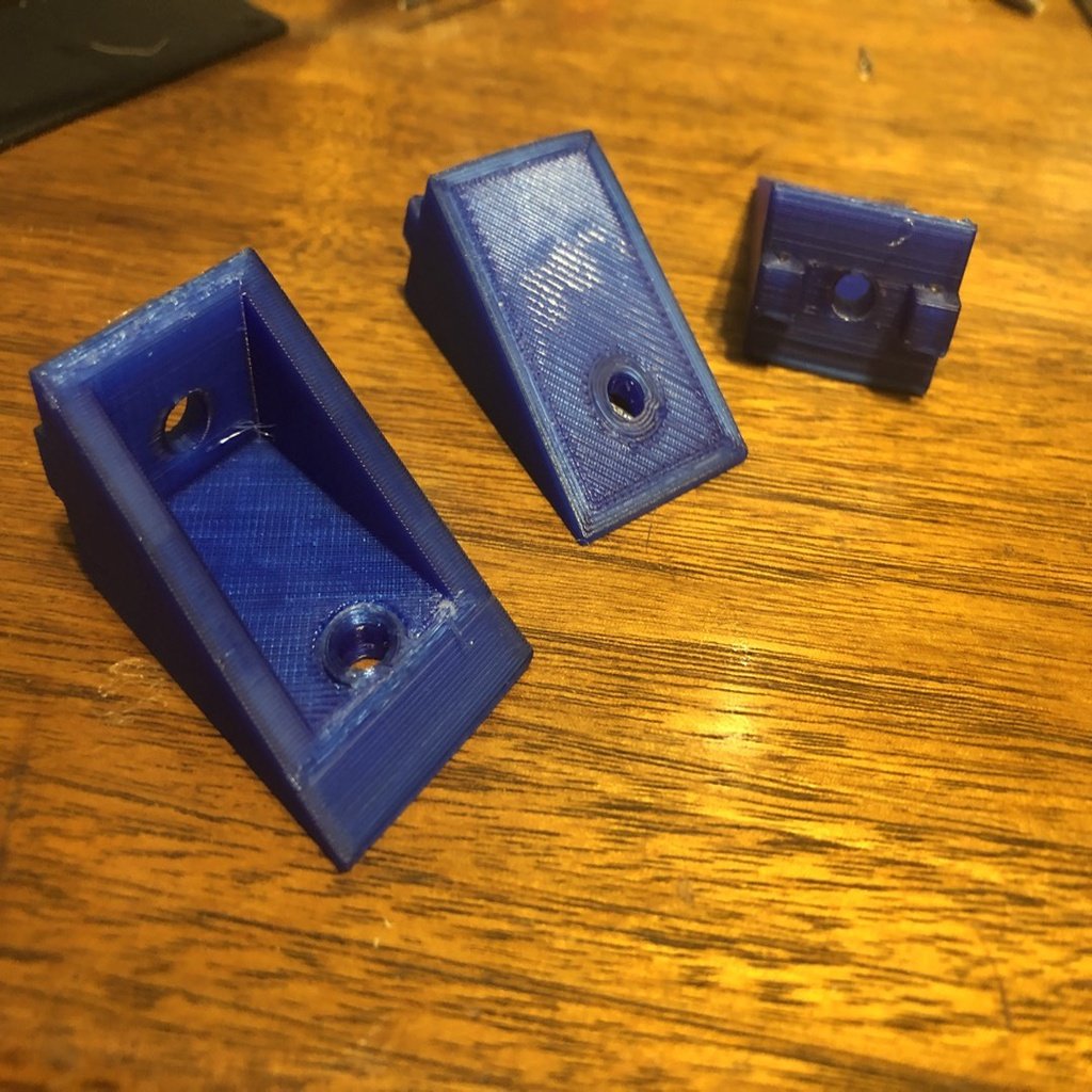 Ender 5:n takakiinnityskannatin elektroniikalle ja virtalähteelle