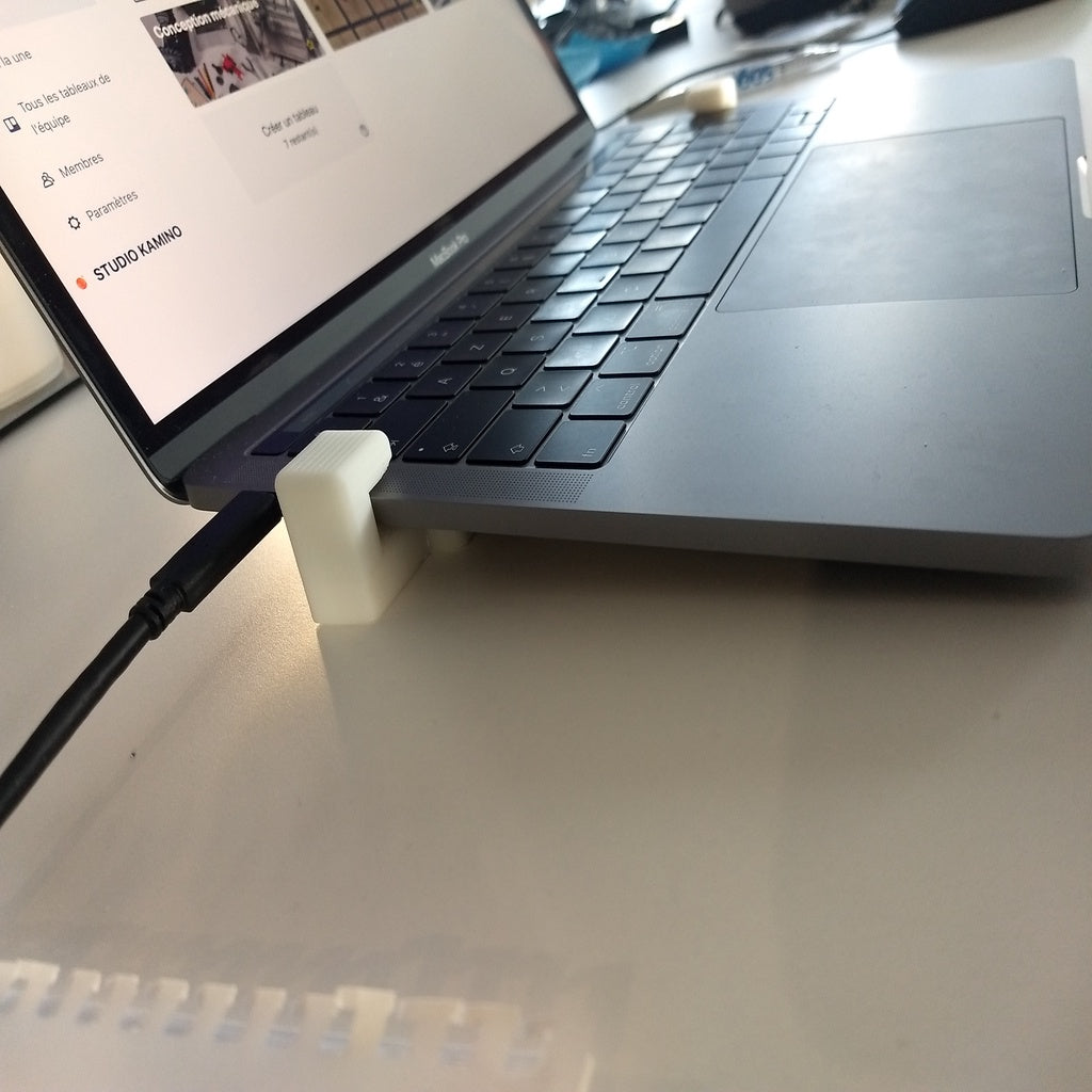 MacBook Pro 13 2019 -tuki/telakointiasema