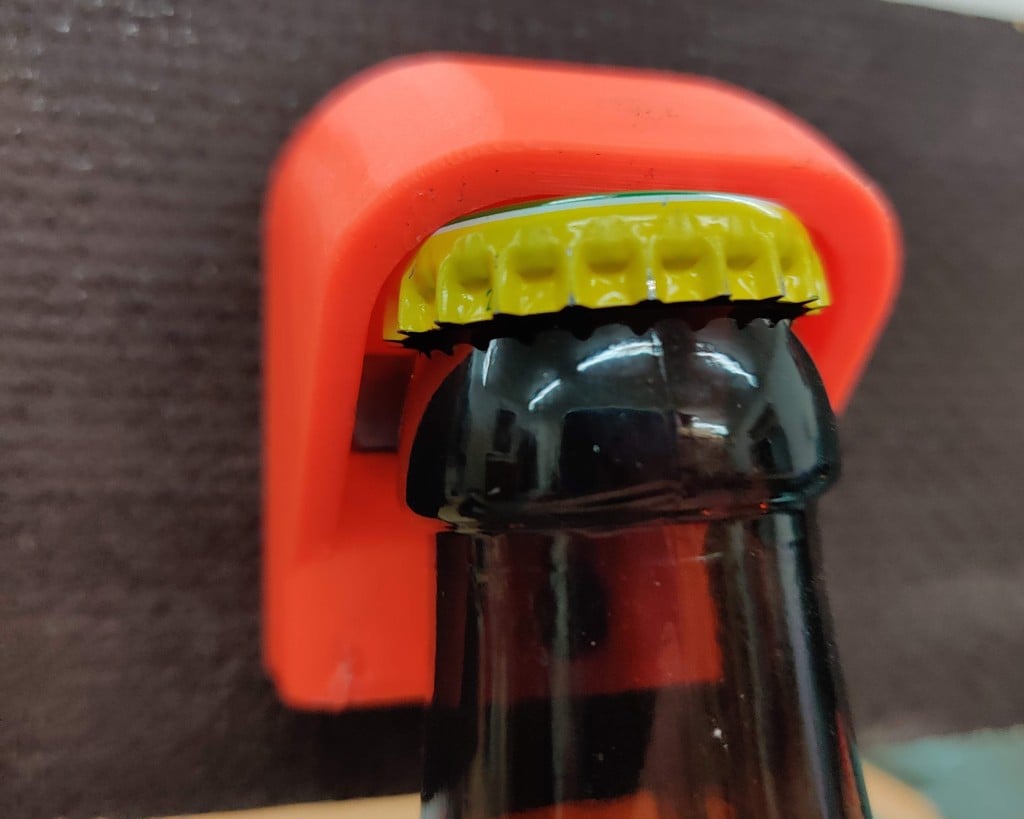 Seinään asennettava pullonavaaja metalliosalla