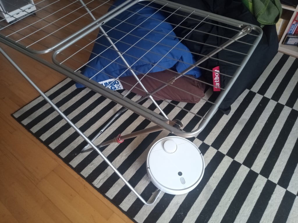 Kuivaustelineen suojus pölynimurirobottia vastaan