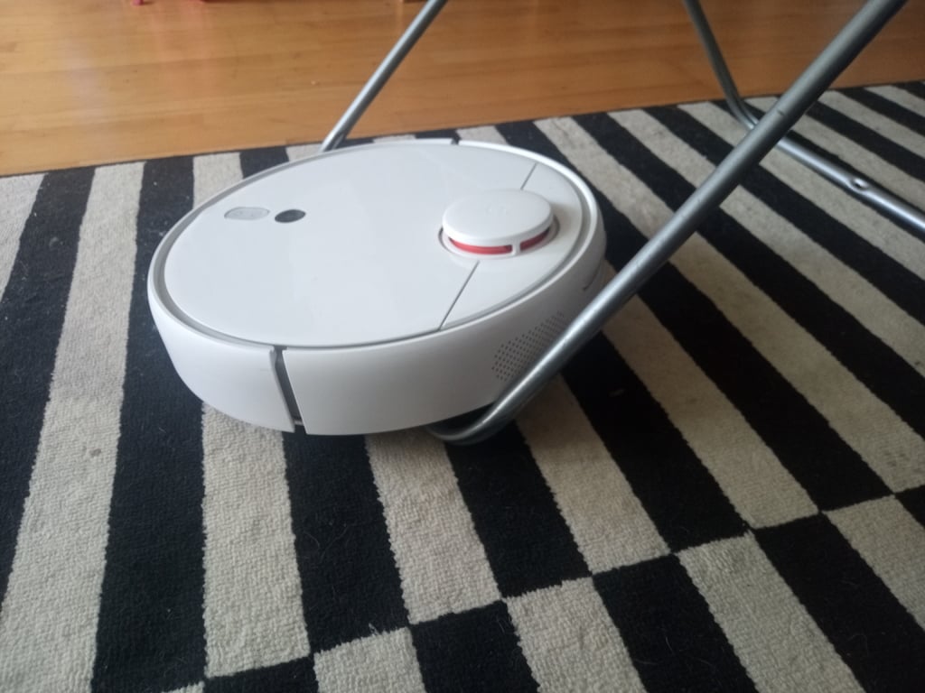 Kuivaustelineen suojus pölynimurirobottia vastaan