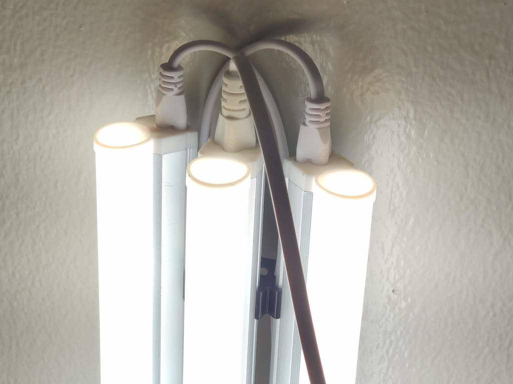 Kattokiinnike kolmelle Barrina T5 LED-valaisimelle