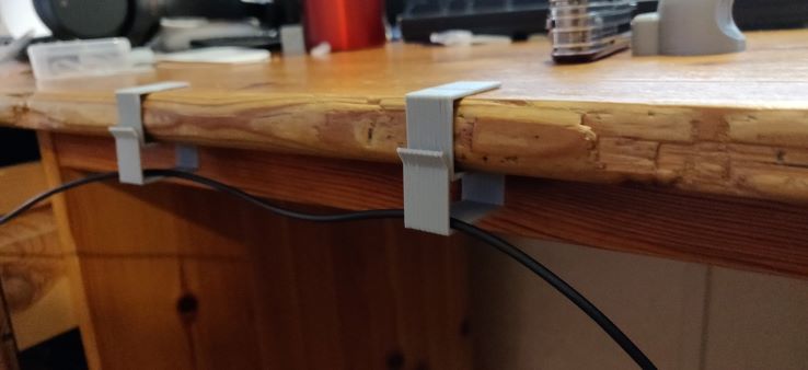 Kaapeliohjainkiinnikkeet pöydälle ja hyllylle